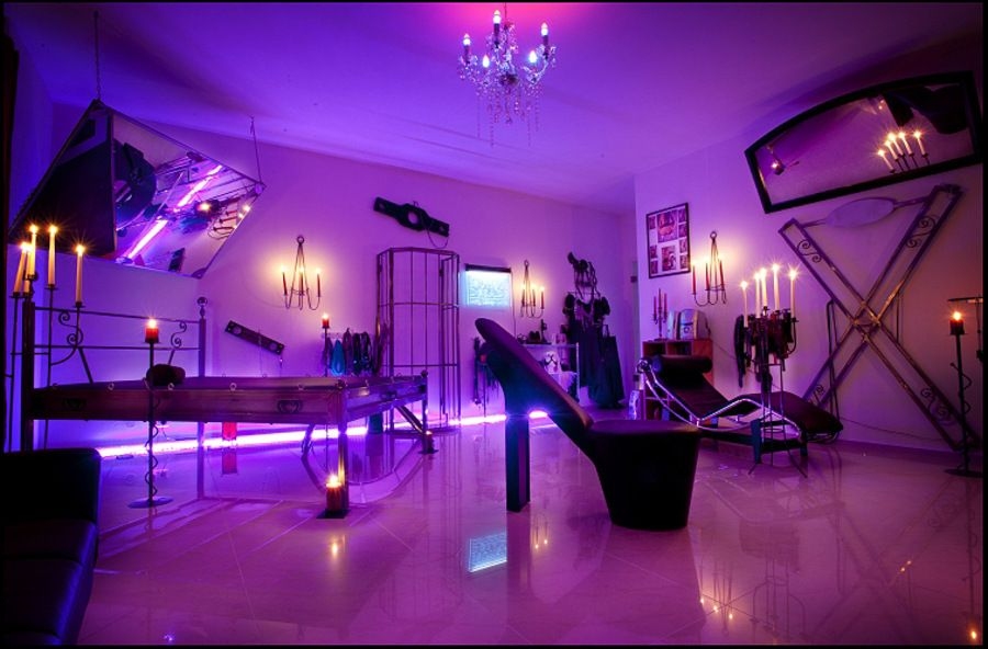 Madame Dominique | Peitsche - Deutschlands bestes Portal für Dominas BDSM & Fetisch