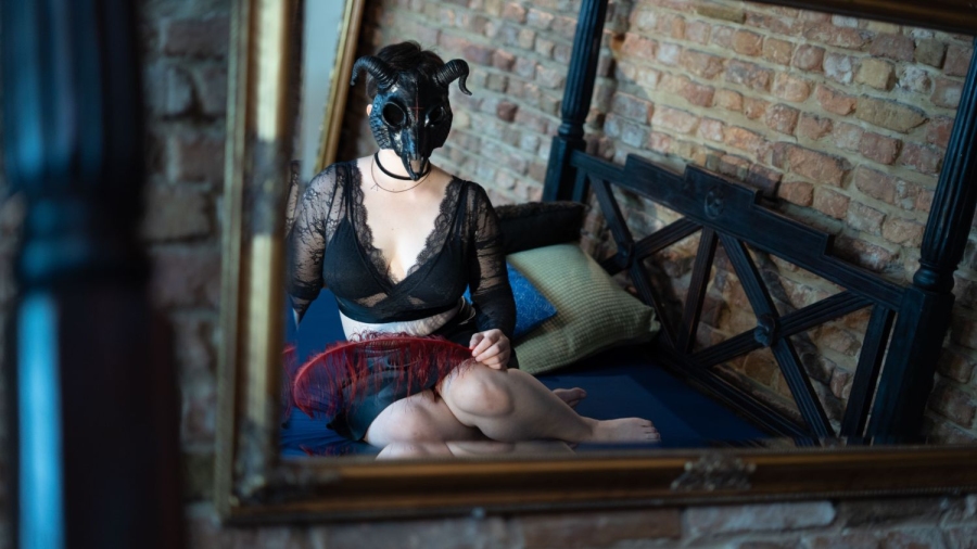 Miss Fiona Kissing | Peitsche - Deutschlands bestes Portal für Dominas BDSM & Fetisch