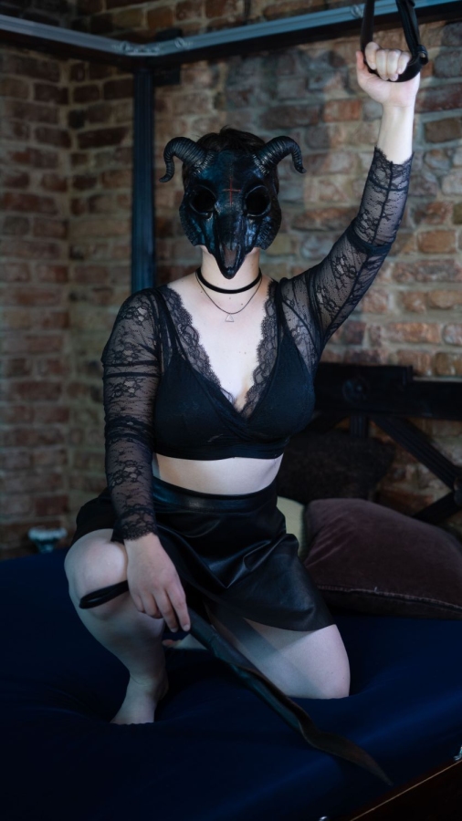 Miss Fiona Kissing | Peitsche - Deutschlands bestes Portal für Dominas BDSM & Fetisch