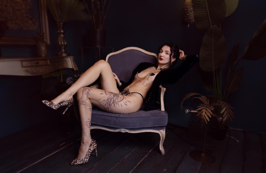 Domina Miss Sayuri | Peitsche - Deutschlands bestes Portal für Dominas BDSM & Fetisch