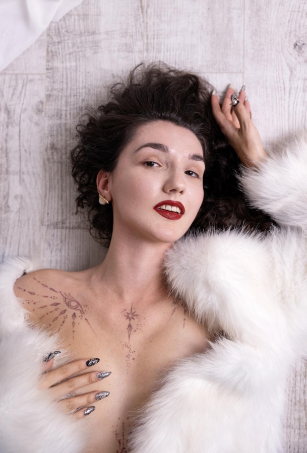 Domina Miss Sayuri | Peitsche - Deutschlands bestes Portal für Dominas BDSM & Fetisch