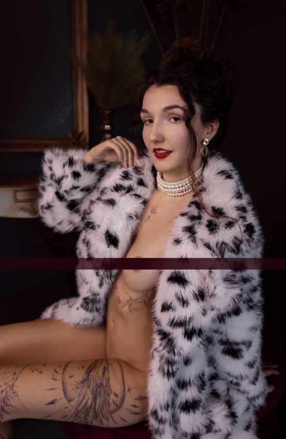 Domina Miss Sayuri | Peitsche - Deutschlands bestes Portal für Dominas BDSM & Fetisch