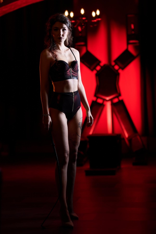 Domina Miss Sayuri | Peitsche - Deutschlands bestes Portal für Dominas BDSM & Fetisch