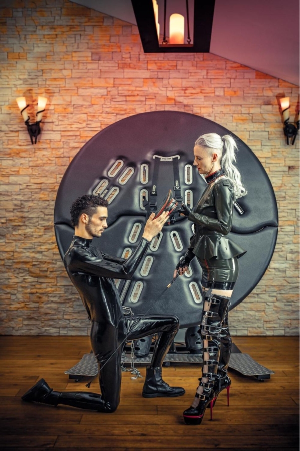 Natascha Nox | Peitsche - Deutschlands bestes Portal für Dominas BDSM & Fetisch