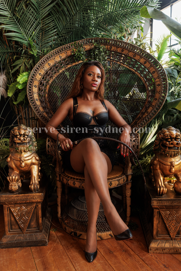 Siren Sydney | Peitsche - Deutschlands bestes Portal für Dominas BDSM & Fetisch