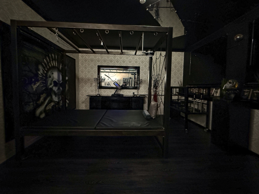 Das bizarre Stahlwerk | Peitsche - Deutschlands bestes Portal für Dominas BDSM & Fetisch