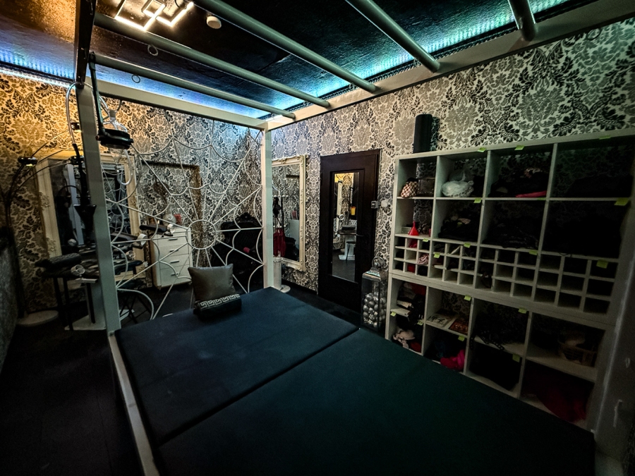 Das bizarre Stahlwerk | Peitsche - Deutschlands bestes Portal für Dominas BDSM & Fetisch