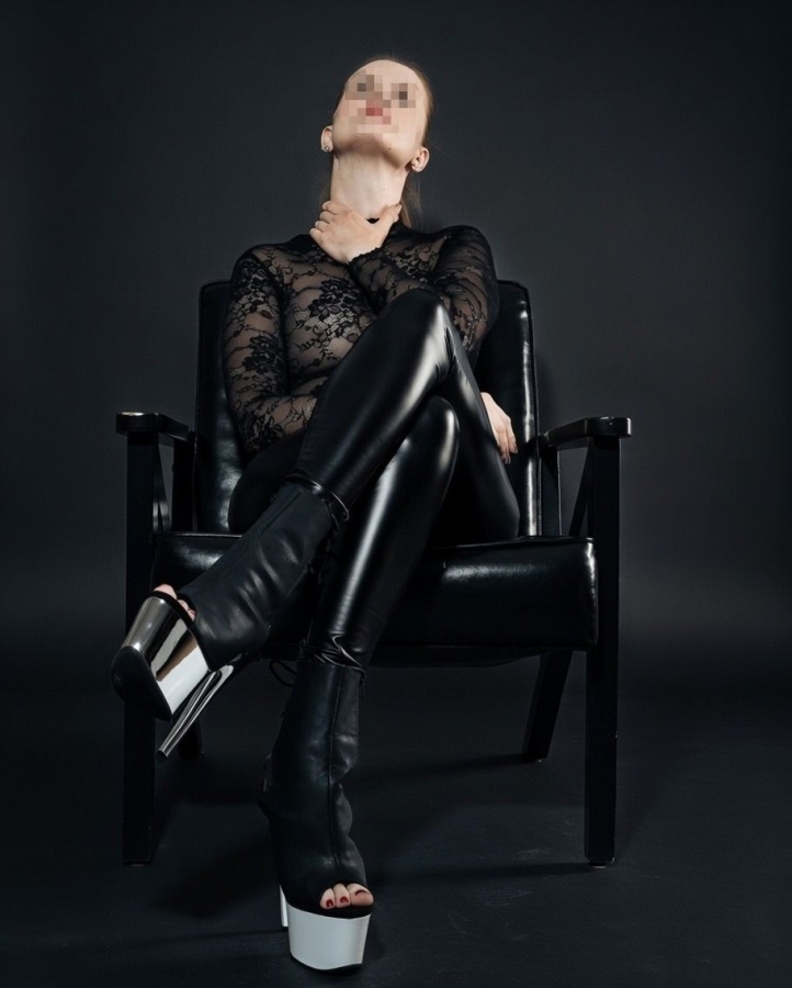 Vira van Dyk | Peitsche - Deutschlands bestes Portal für Dominas BDSM & Fetisch